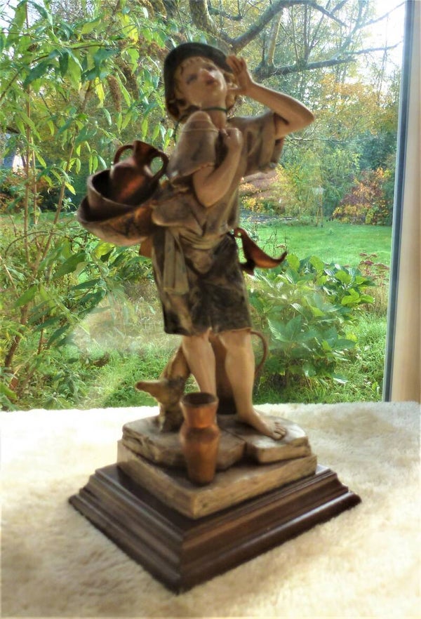 Prachtig beeld van een pottenverkoper gesigneerd