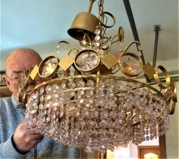 Schoonmaken van een kristalluchter