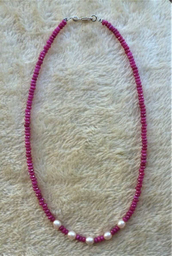 Robijn met zw.parel  facet  5 mm Afrika