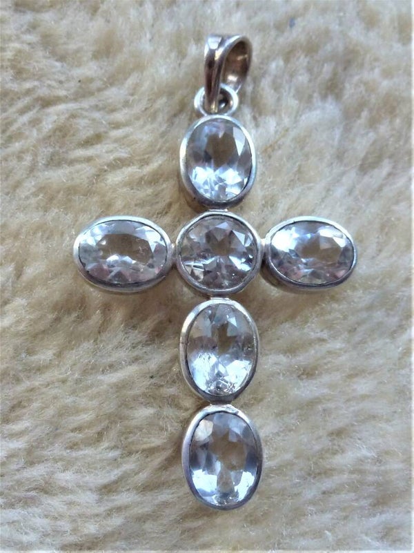 Zilveren kruisje met Bergkristal  facet