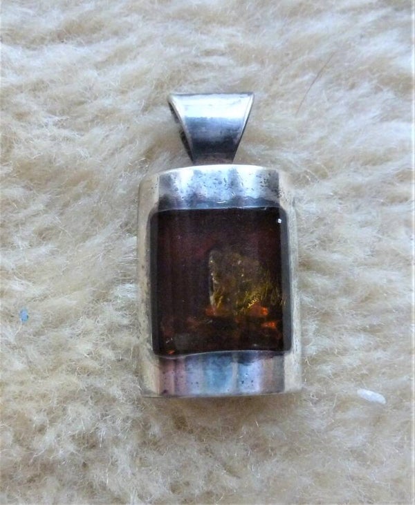 Barnsteenhanger met zilver