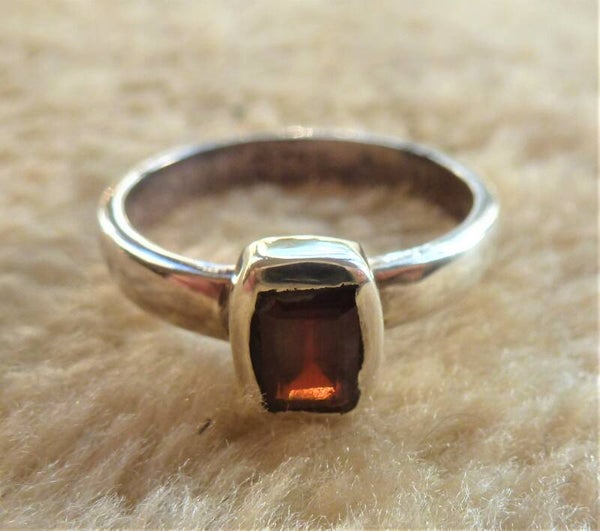 Ring met Granaat en zilver.