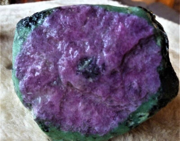 Ruwe trapiche robijn in Zoisiet  voorbeeld