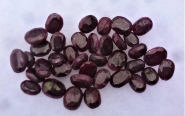 Robijn voor in een hanger of ring   Per stuk.