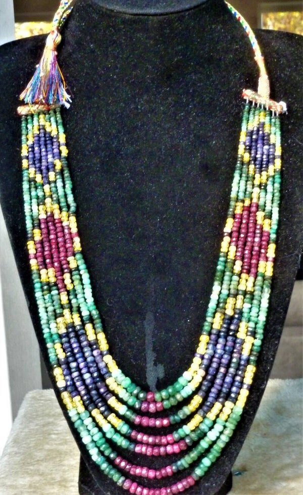 Schitterende ketting robijn , Smaragd , Saffier. Facet 5 mm