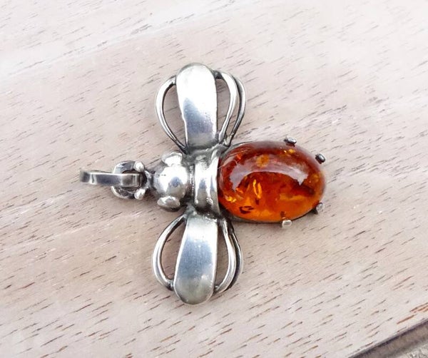 Mooie barnsteenhanger met zilver