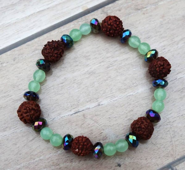 Mooie Carborundum armband met Chalcedon en nootjes