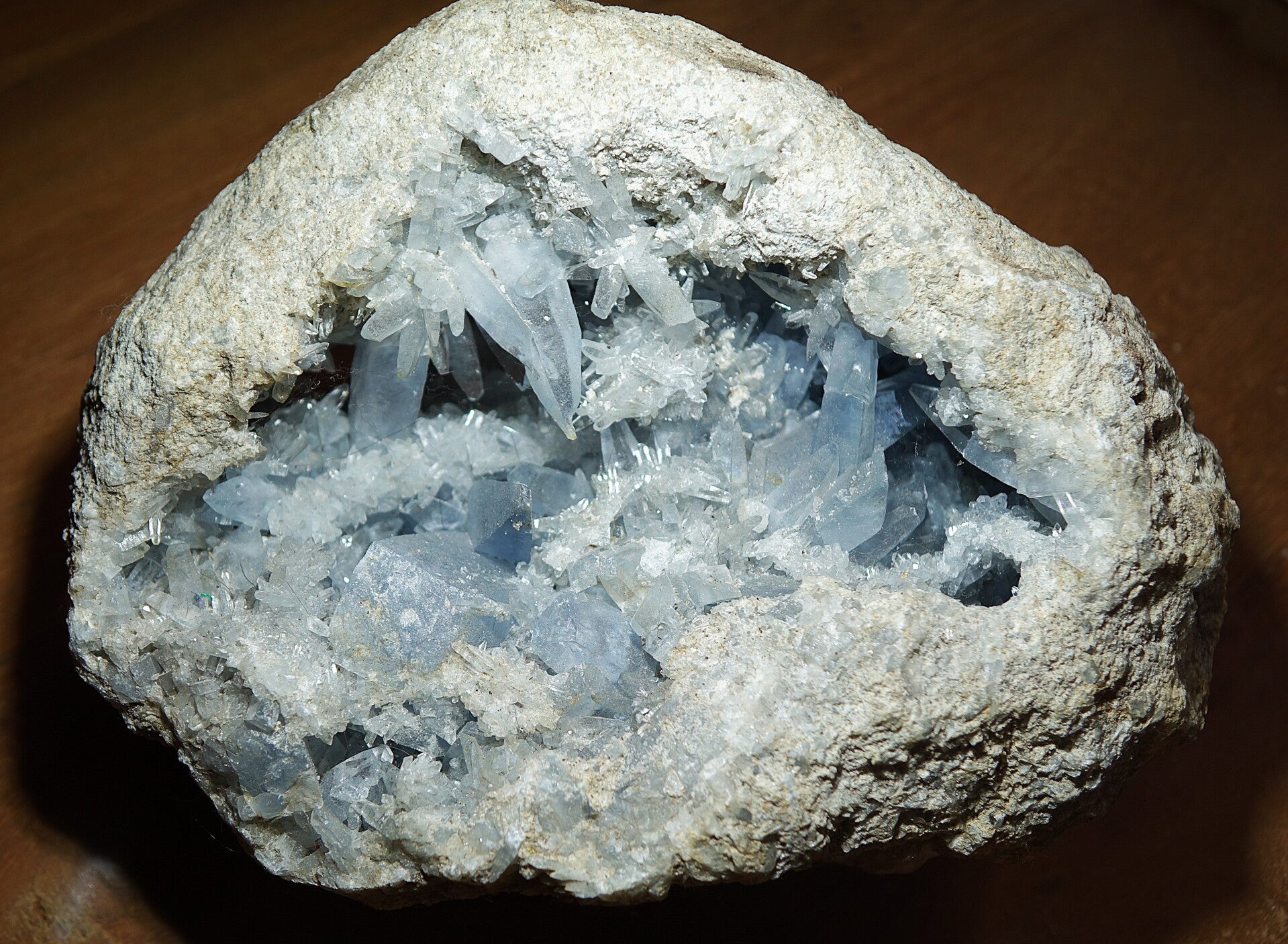 Groot mooi stuk Celestien met bijzondere kristallen zeldzaam