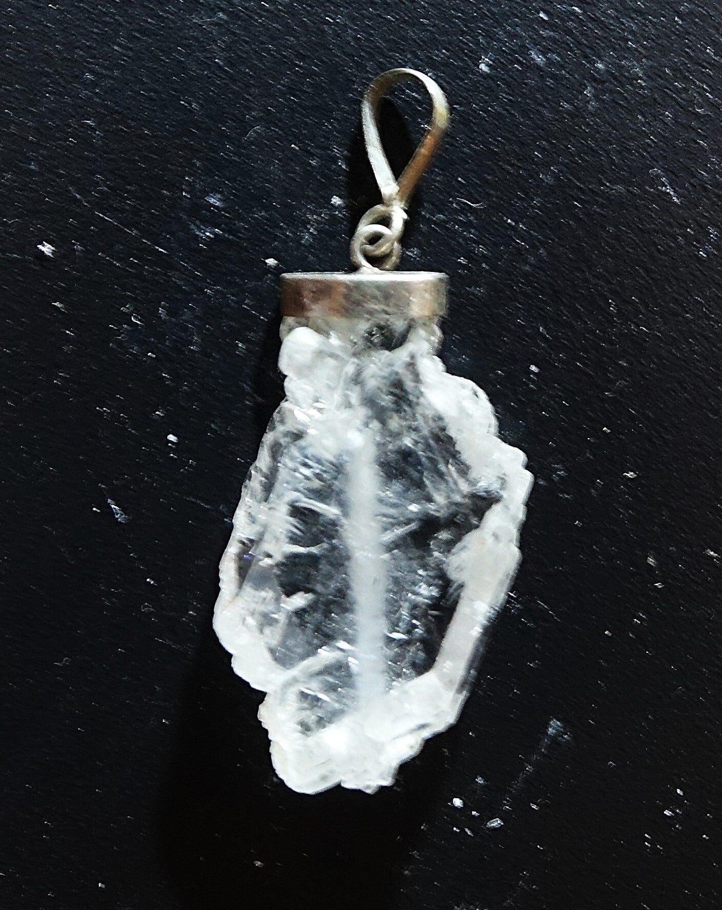 Mooie Fadenkwarts hanger uit Pakistan met 925 zilver.