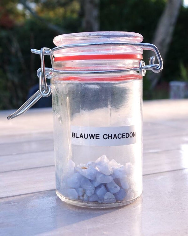 Mineralenglaasje met  blauwe chalcedon 10
