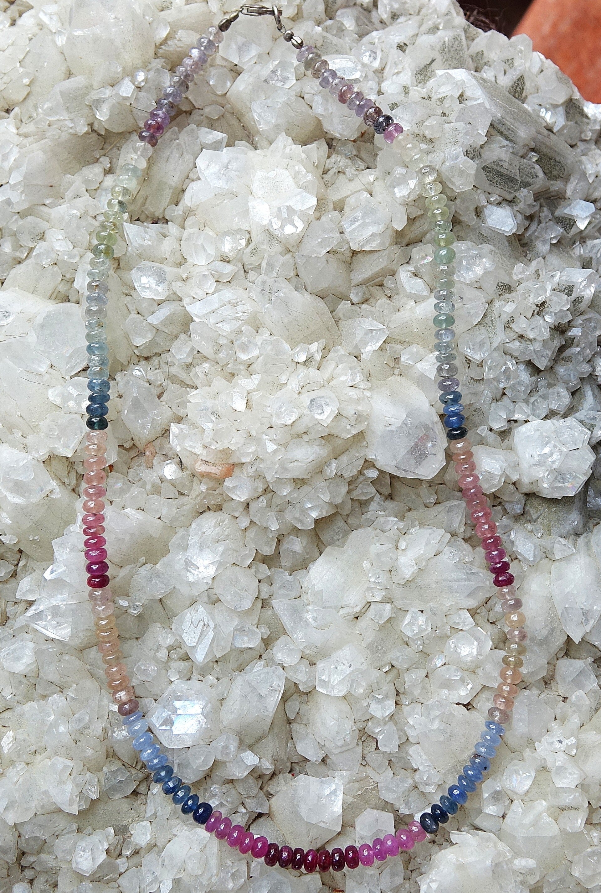 Mooie Robijn-Saffier-Smaragd collier .