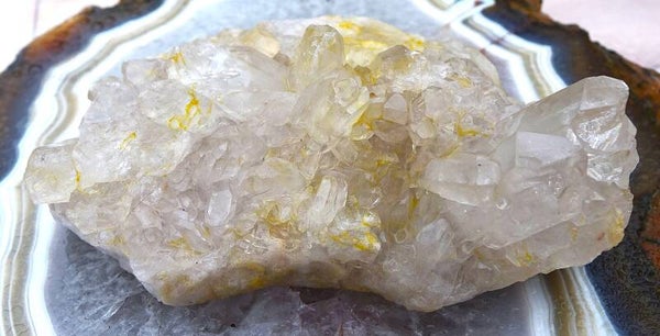 B-kwaliteit bergkristal om op te laden.