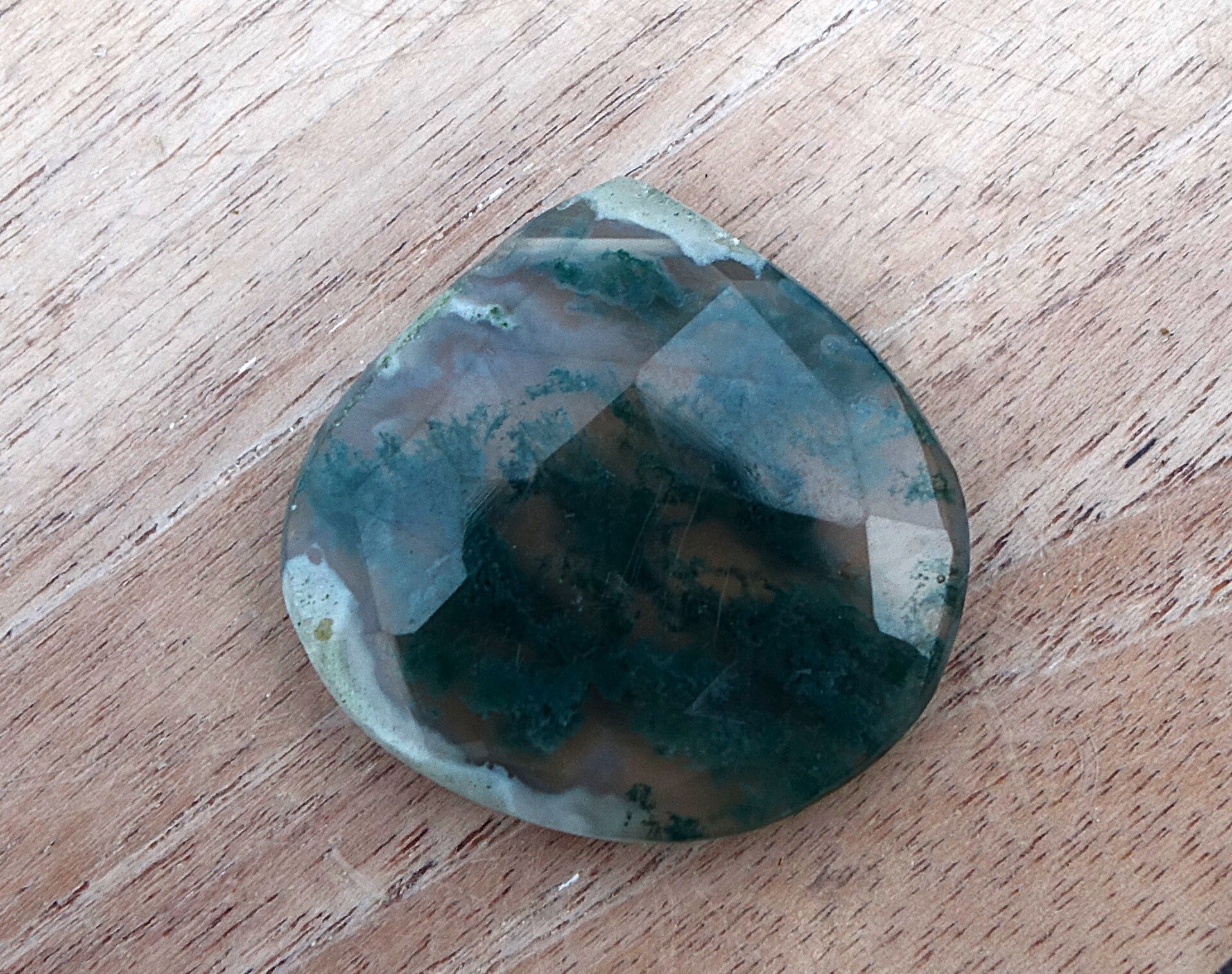 Mooie tweezijdig gefacetteerde Mosagaat