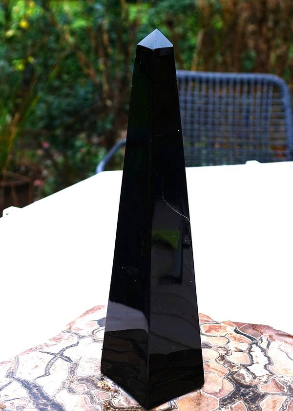 Obelisk van Obsidiaan met kleine chip