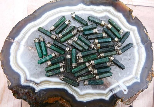 Dit zijn overbindingskristallen van Jade.per stuk .