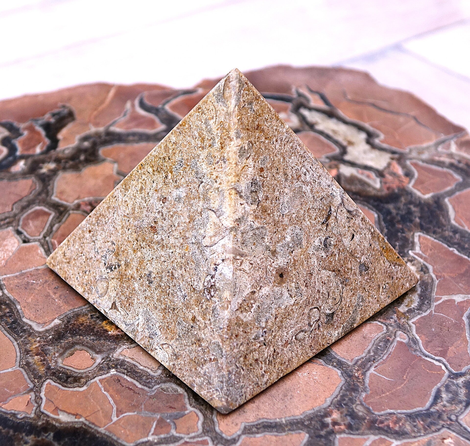 Mooie grote Piramide van Fossil steen