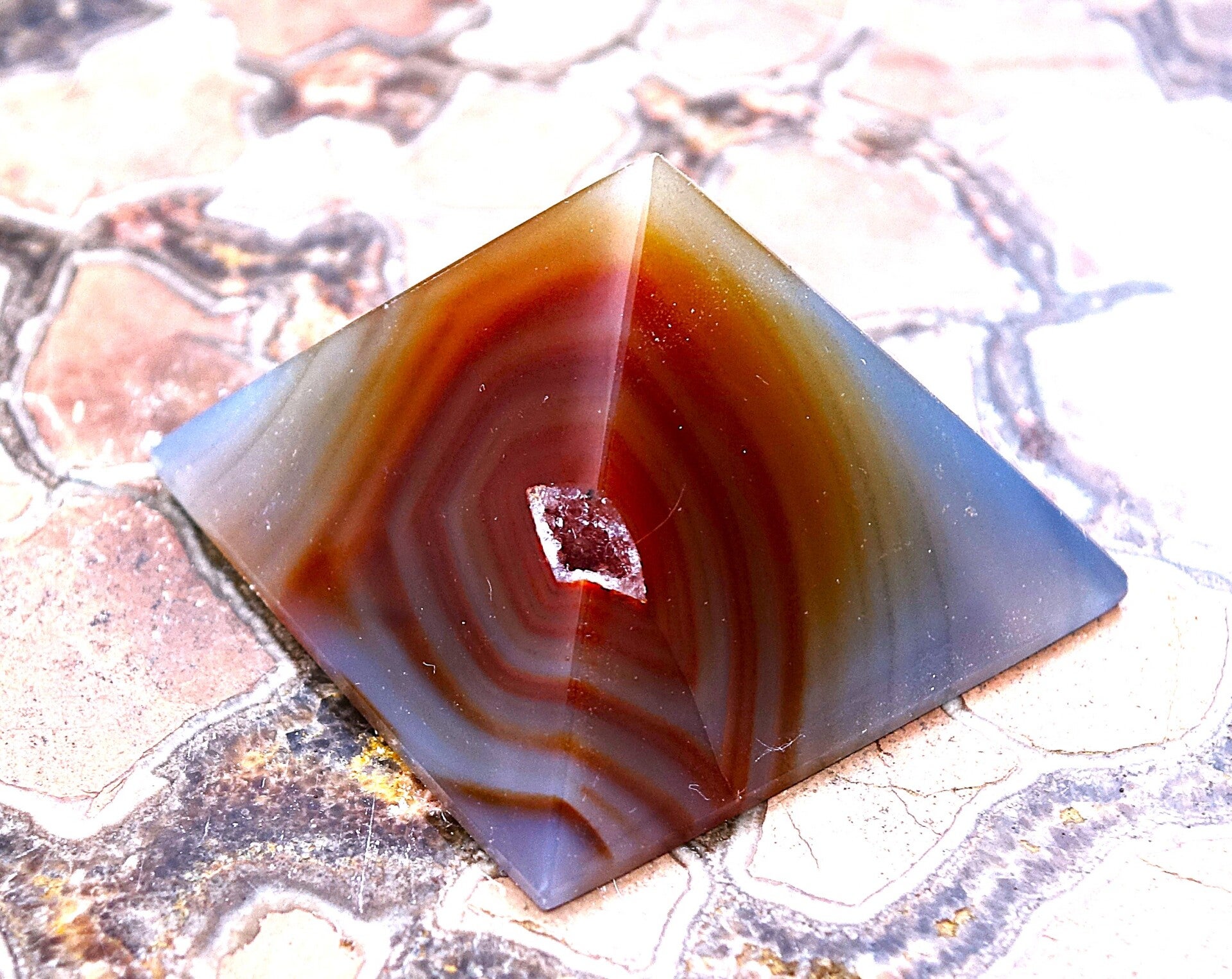 Mooie Piramide van Agaat met kristal geode