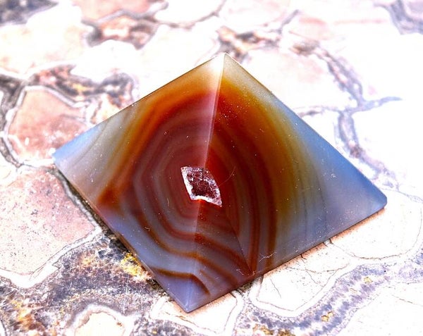 Mooie Piramide van Agaat met kristal geode