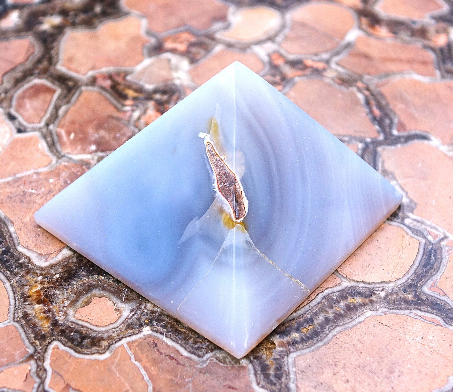 Mooie Piramide van Blauwe Agaat met kristal geode