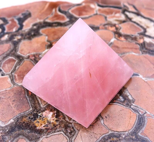 Mooie Piramide van Rozekwarts