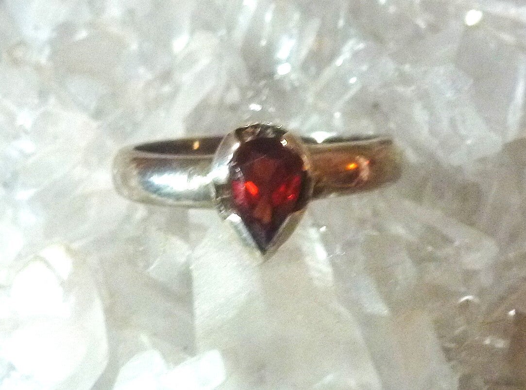 Mooie ring met Granaat en 925 zilver