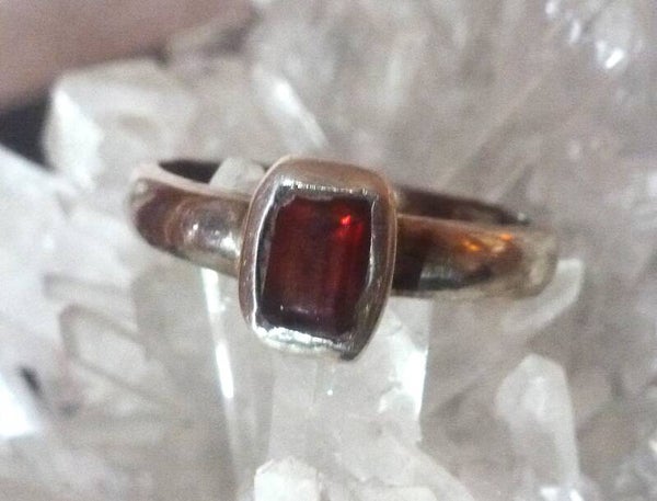 Mooie ring met Granaat en 925 zilver