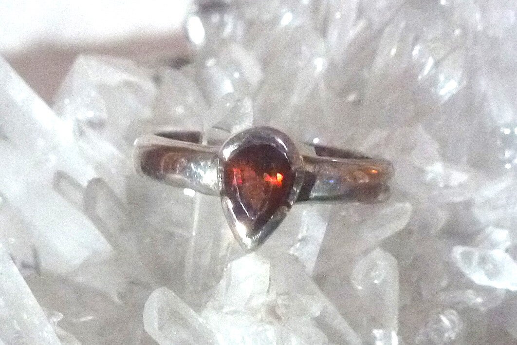 Mooie ring met Granaat en 925 zilver