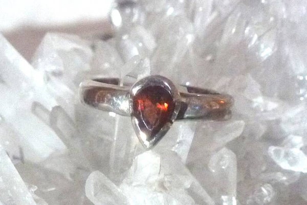 Mooie ring met Granaat en 925 zilver