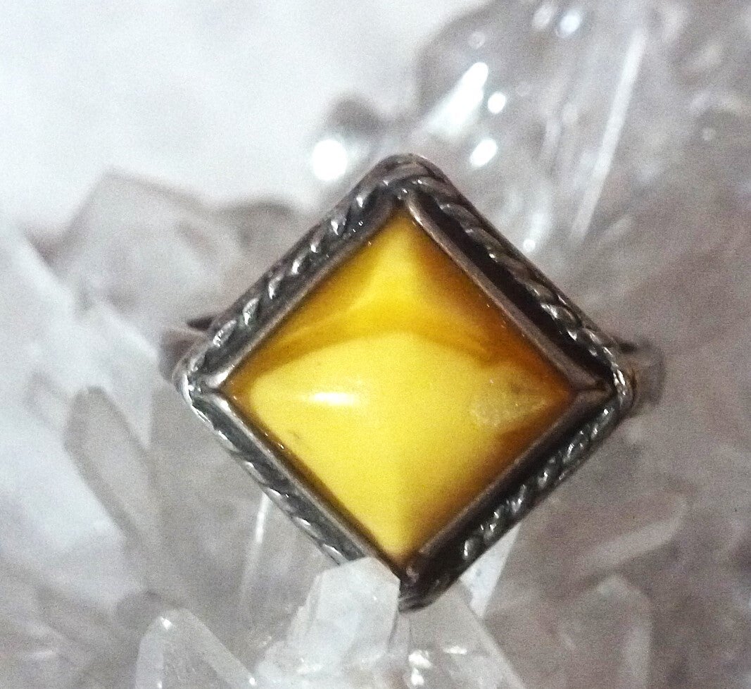 Mooie ring met gele barnsteen en 925 zilver