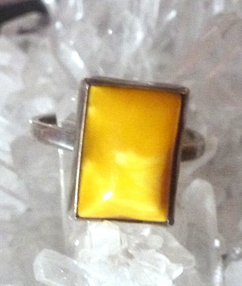 Mooie ring met gele barnsteen en 925 zilver