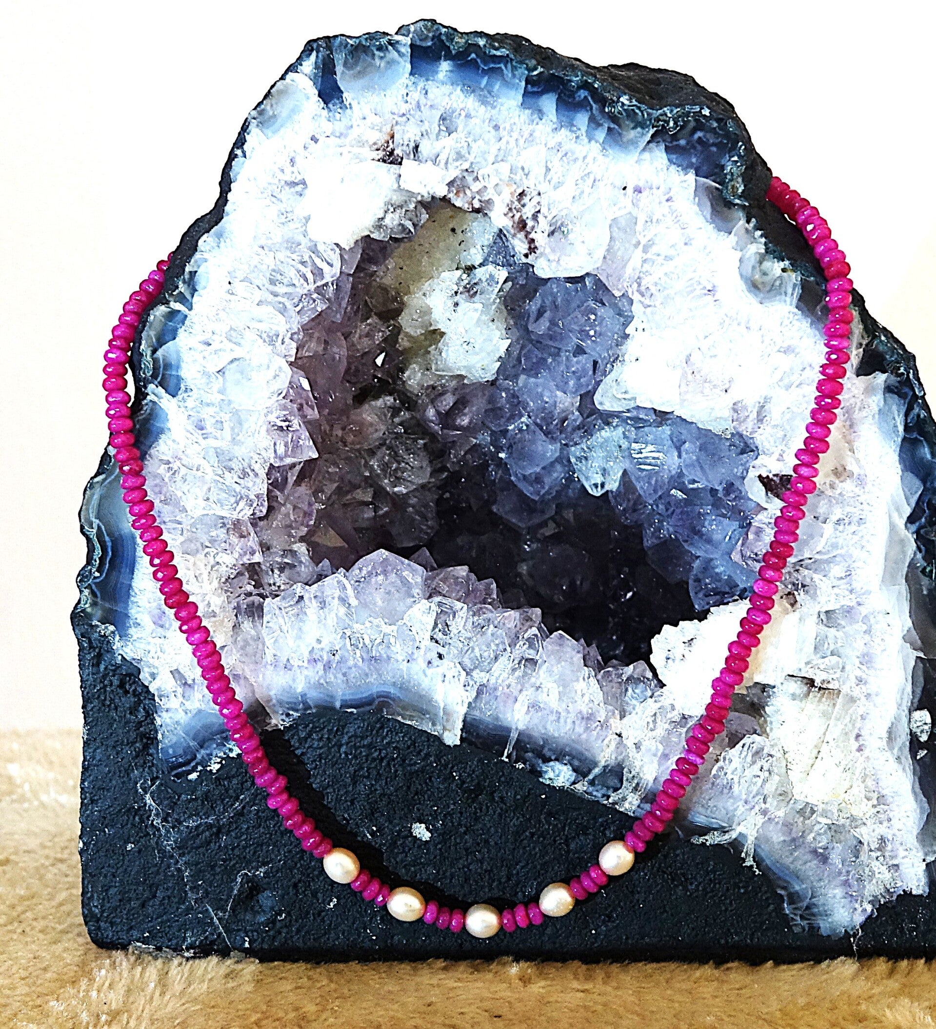 Mooie facet Robijn collier it Afrika met Biwa Parel