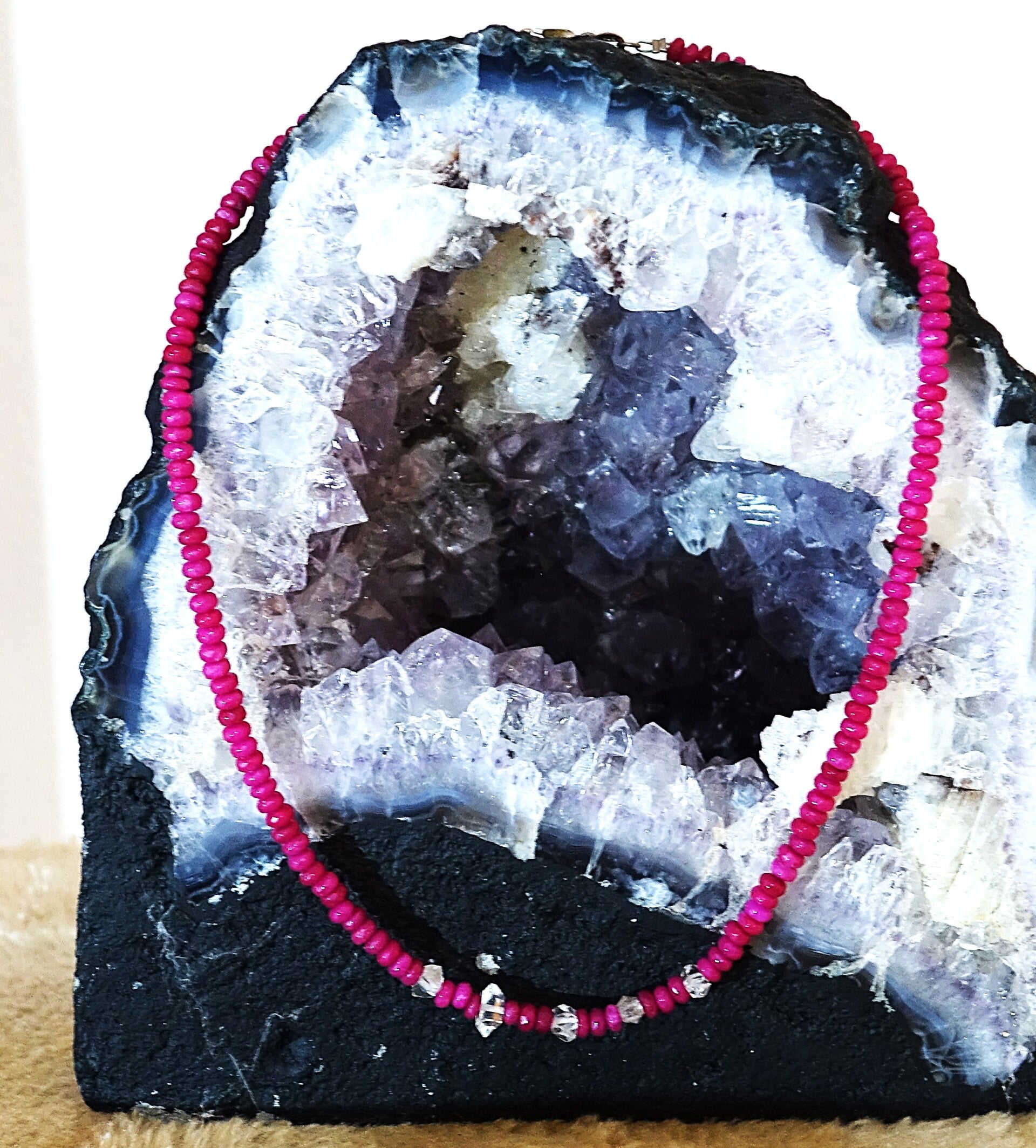 Mooie facet Robijn collier it Afrika met Herkimer diamant.