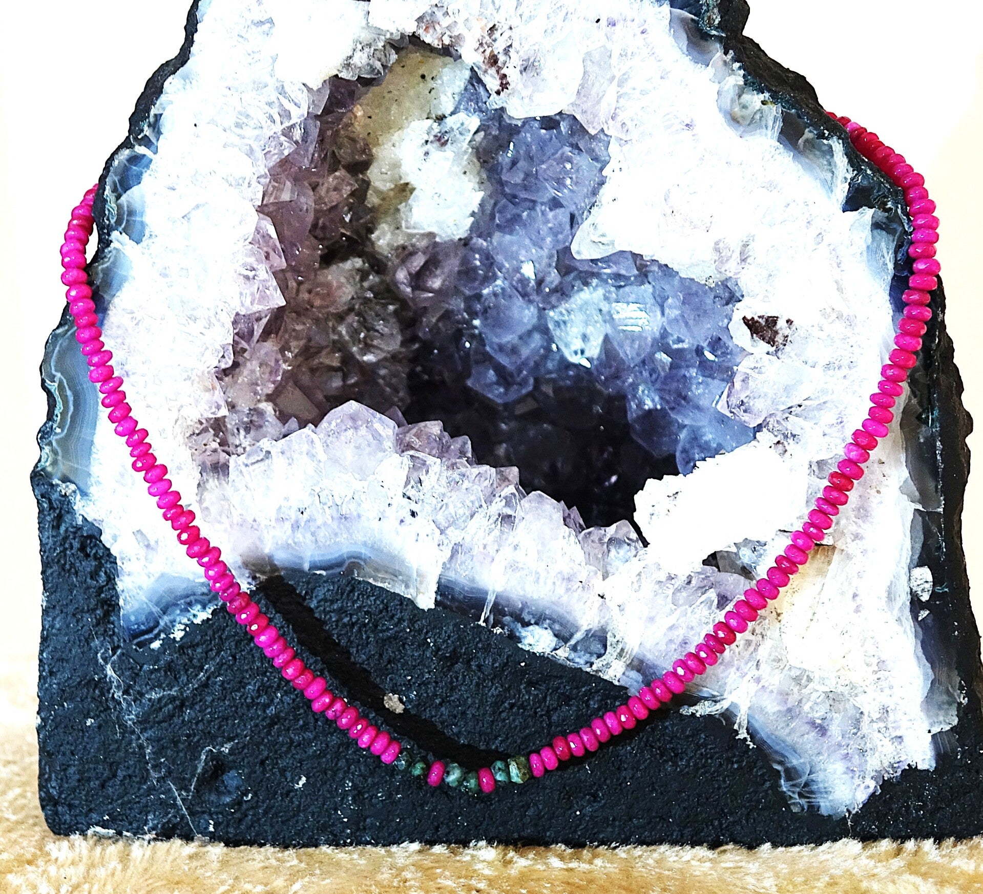 Mooie facet Robijn collier it Afrika met Smaragd.