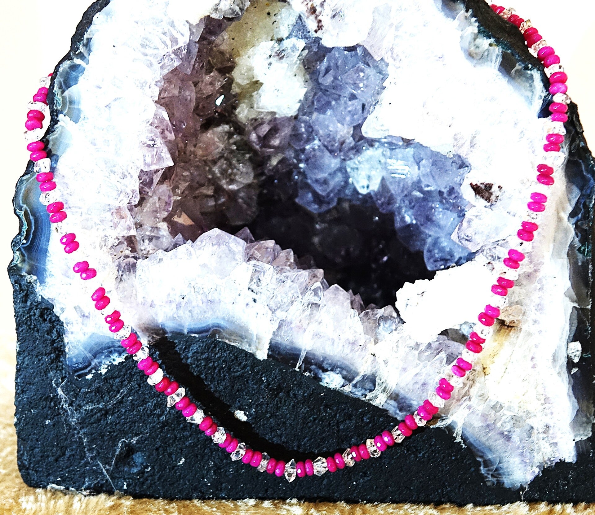 Mooie facet Robijn collier it Afrika met Herkimer diamanten.