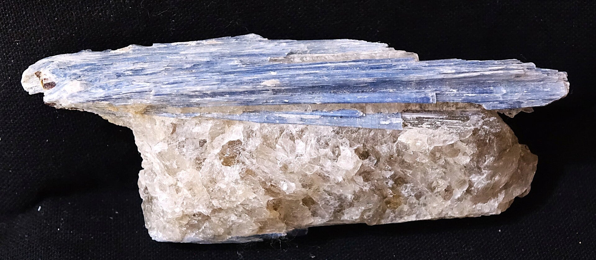 Mooi stuk kyaniet op kwarts.