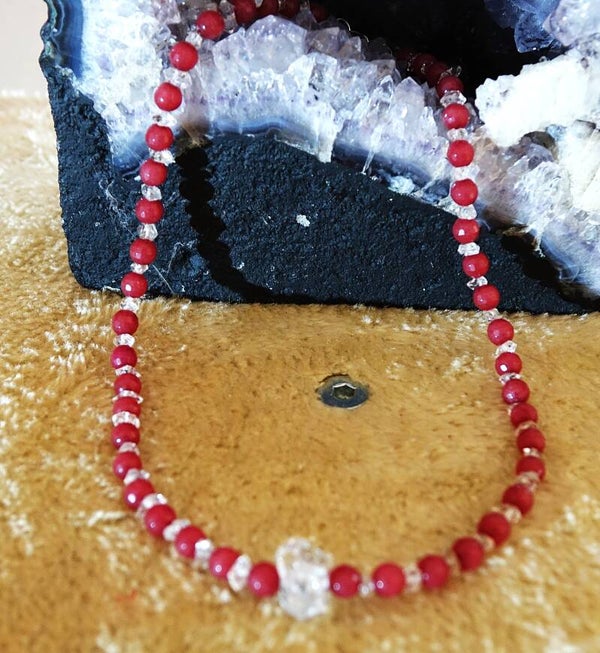 Mooie facet Robijn collier it Afrika met een grote Herkimer diamant.