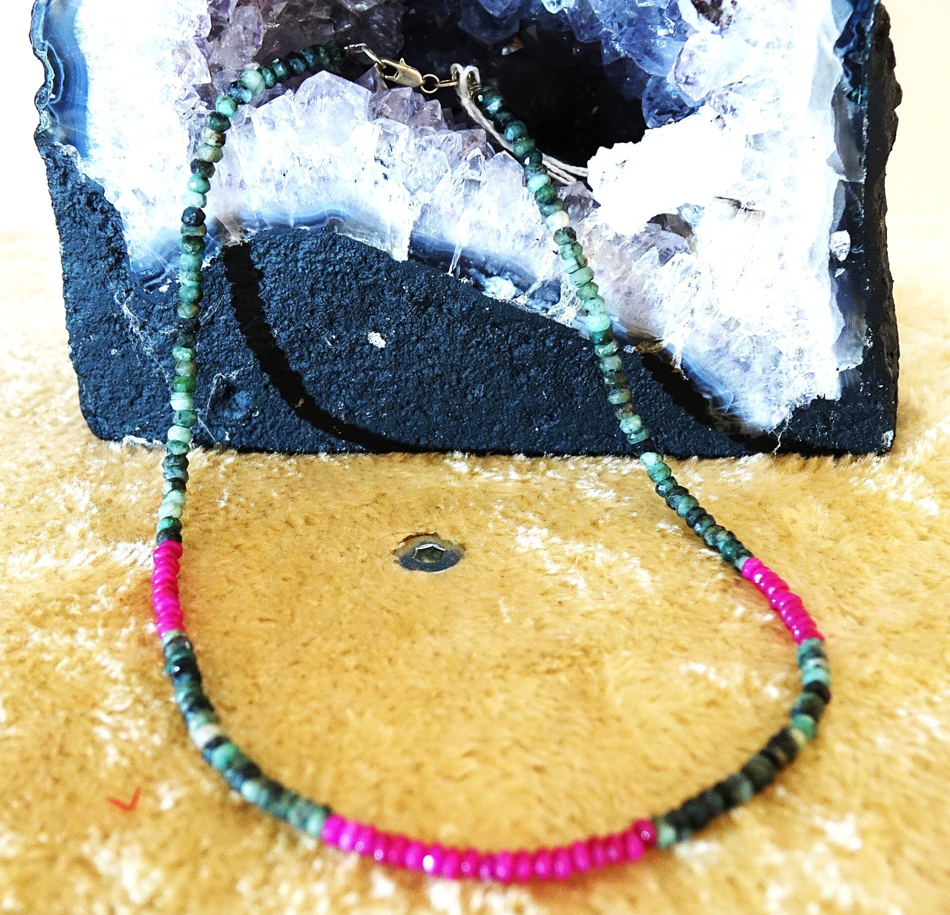 Mooie facet Robijn met Smaragd collier uit India met een grote .