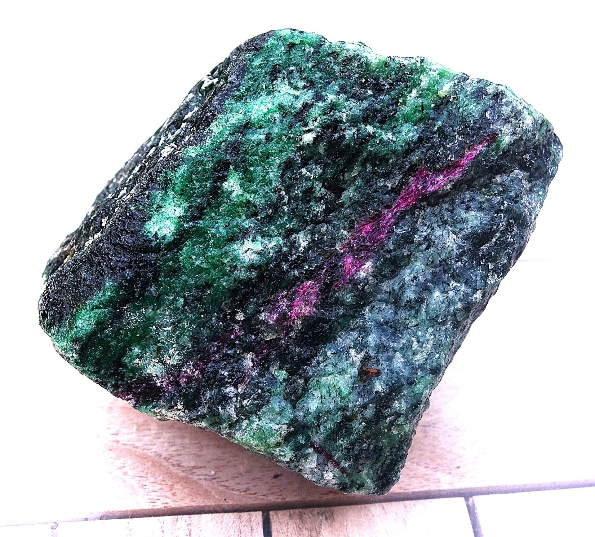 Groot stuk Robijn-Zoisiet