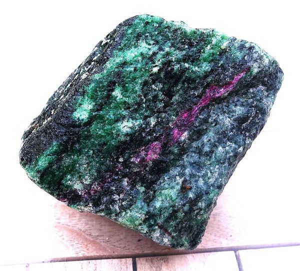 Groot stuk Robijn-Zoisiet