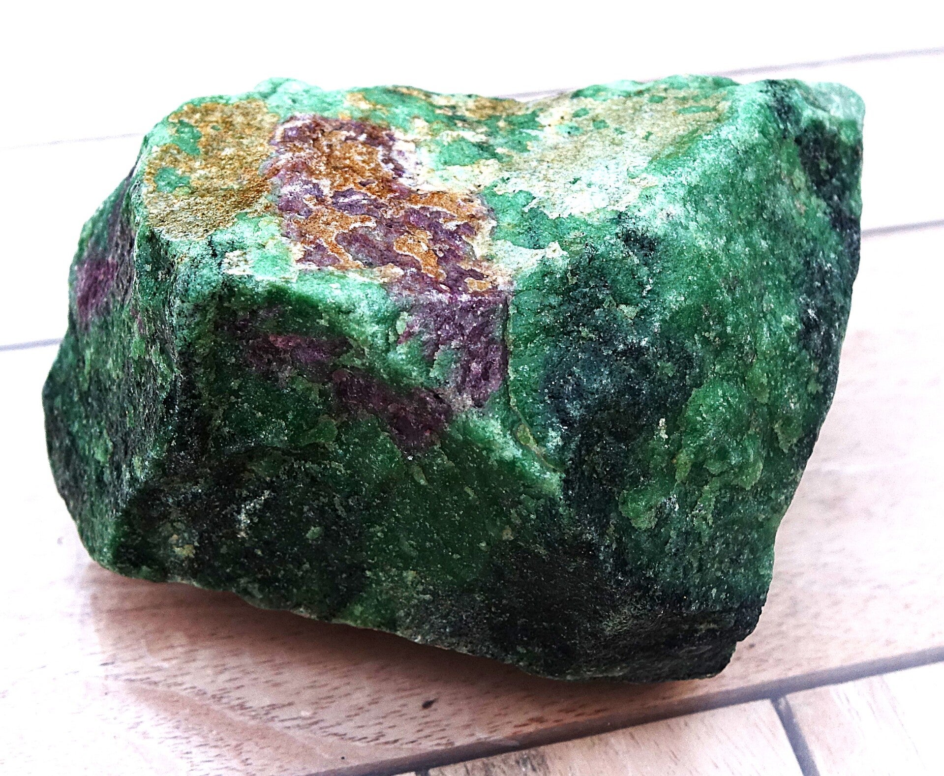 Groot stuk Robijn-Zoisiet