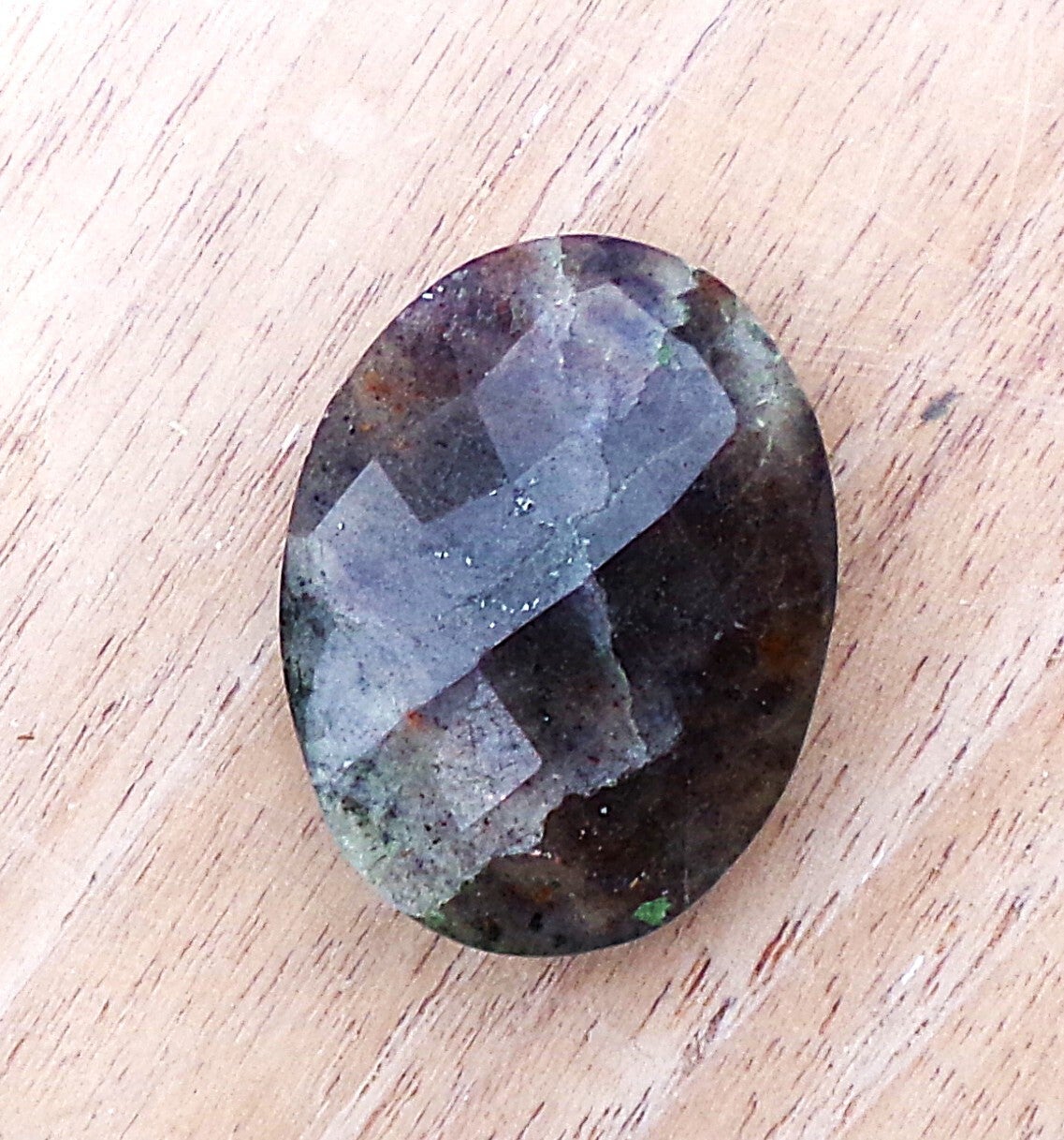 Mooie tweezijdig gefacetteerde watersaffier