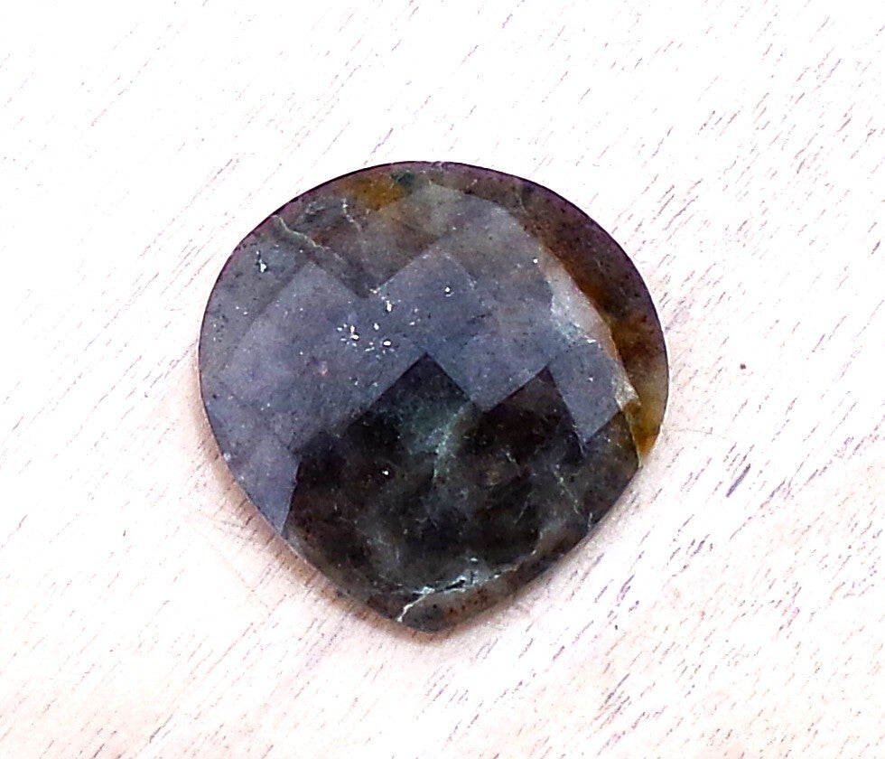 Mooie tweezijdig gefacetteerde watersaffier