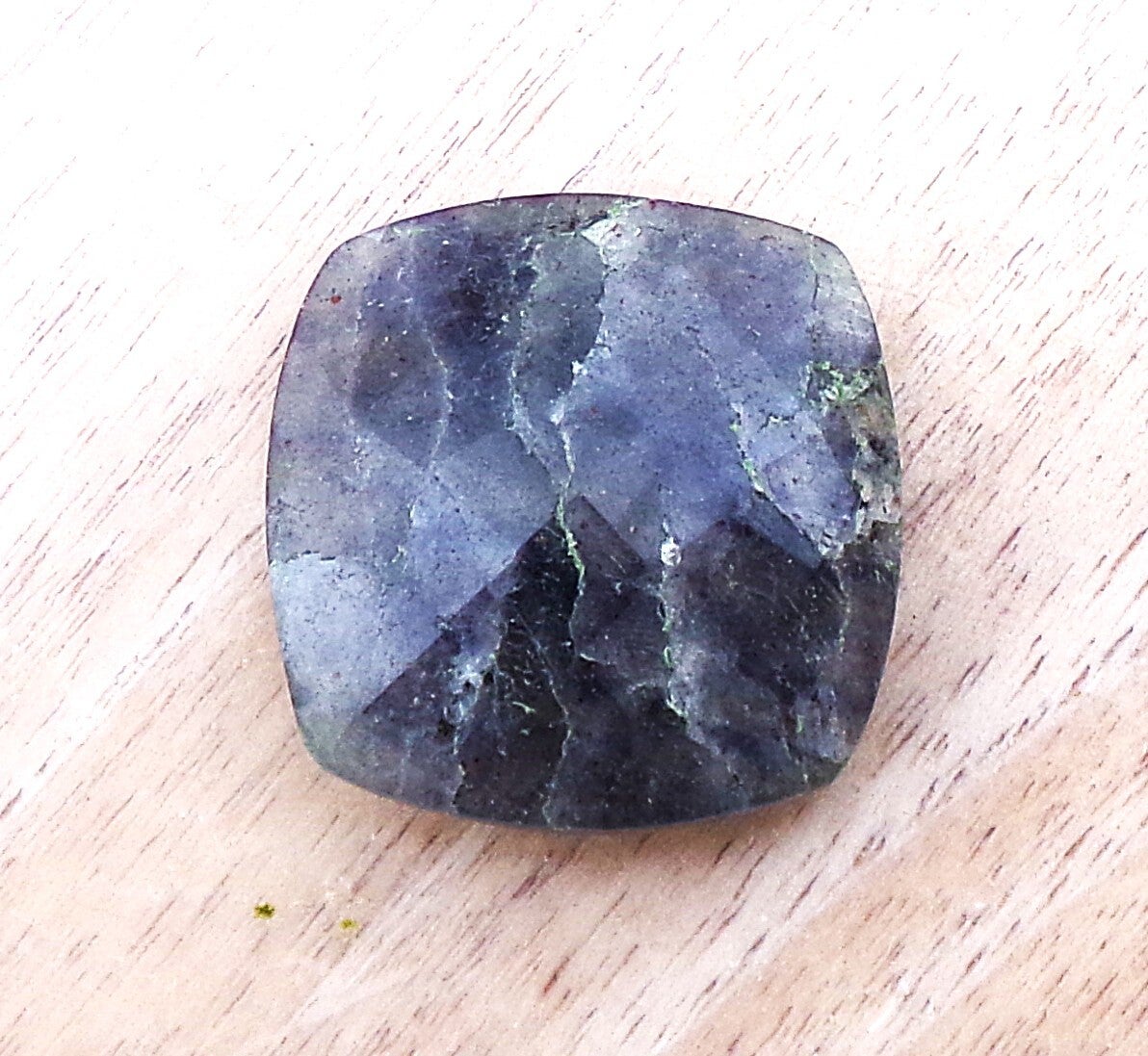 Mooie tweezijdig gefacetteerde watersaffier