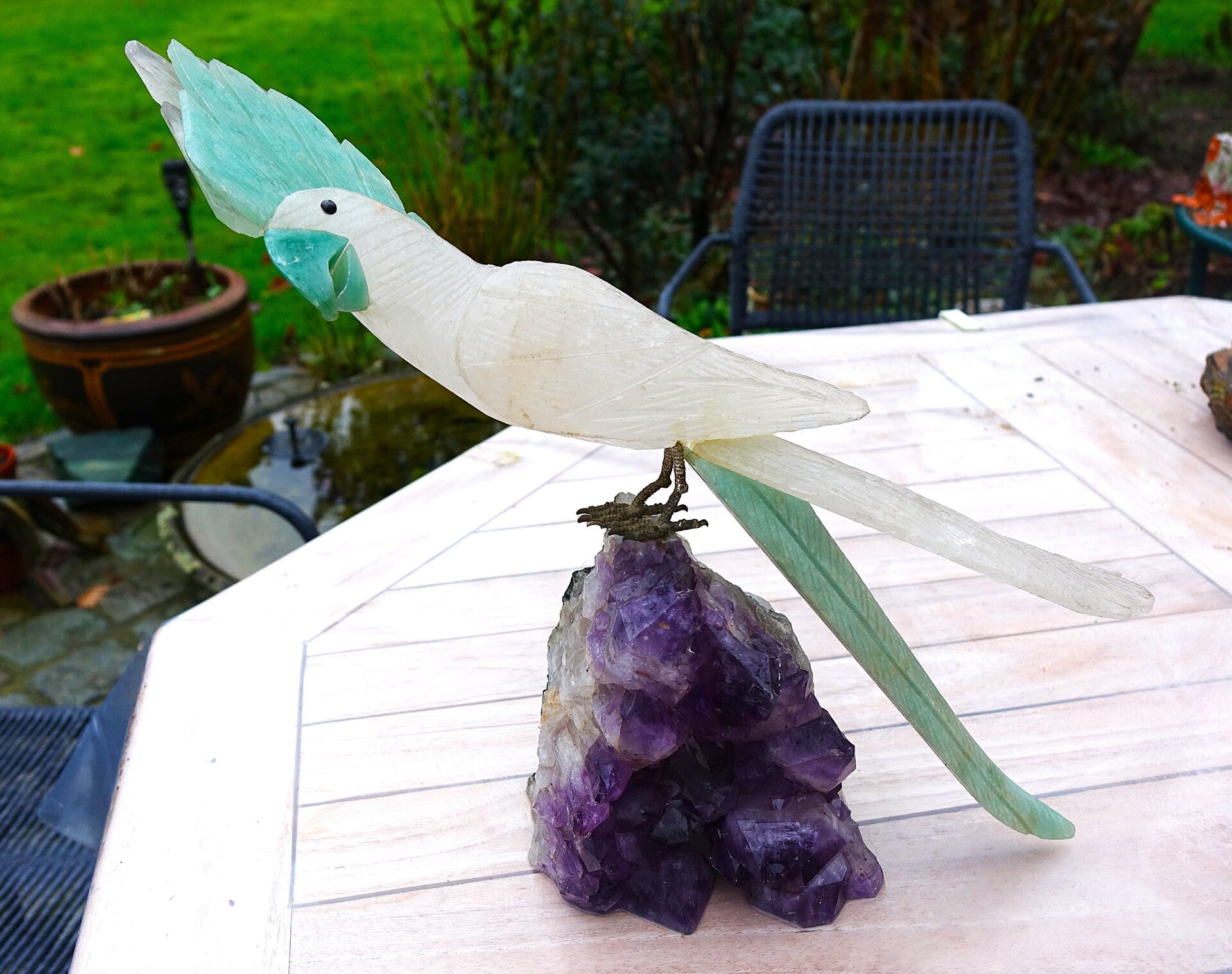 Dit is een prachtige grote vogel van Calsiet op Amethist