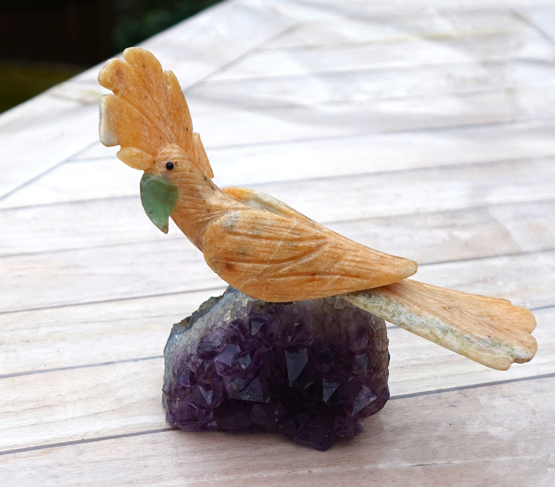 Mooie grote vogel van Calsiet op Amethist