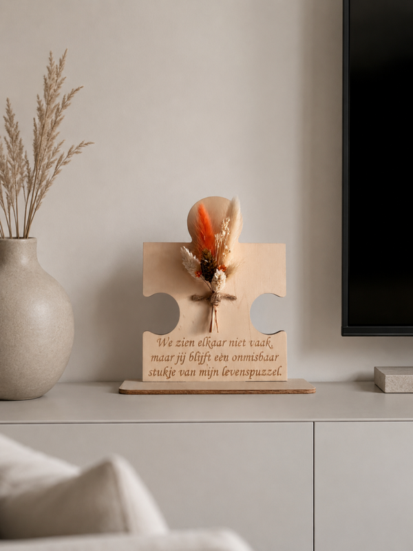Puzzelstuk op voet met droogbloemen