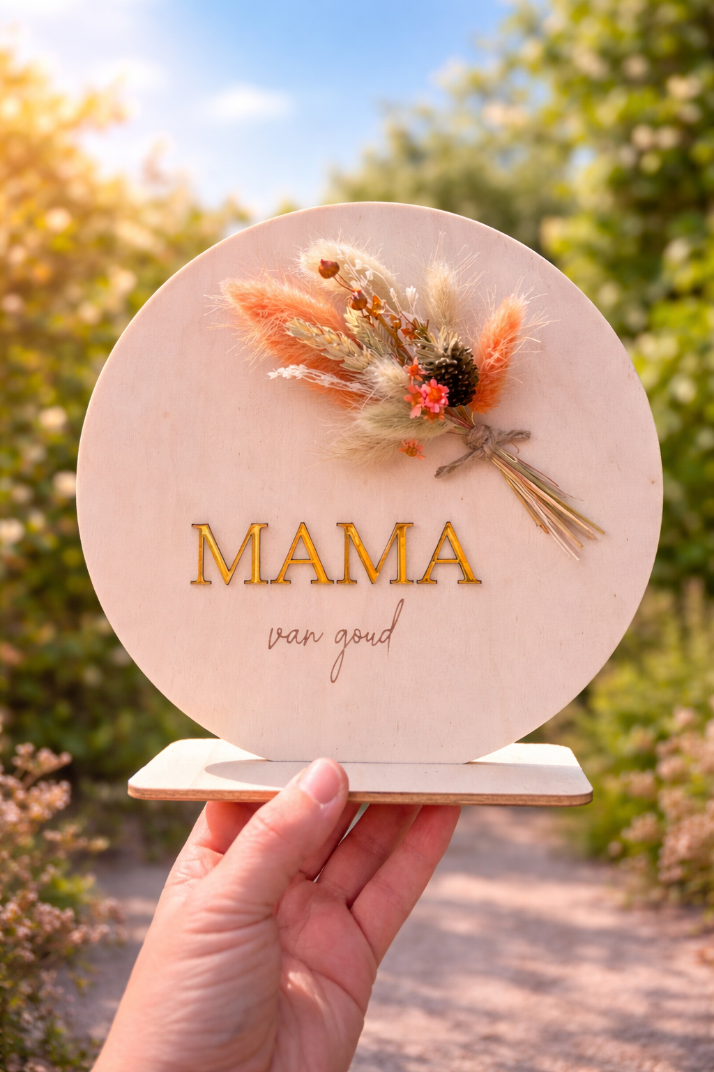 Mama van goud met droogbloemen