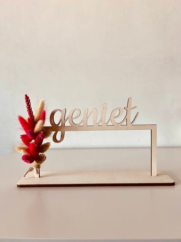 Tekst op voet met droogbloemen