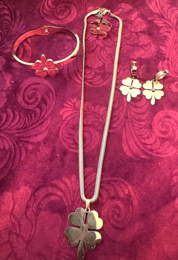 Woman Gold Plated Necklace, Earrings, Ring and Bracelet with Beautiful Four Leaf Clover Gold Design