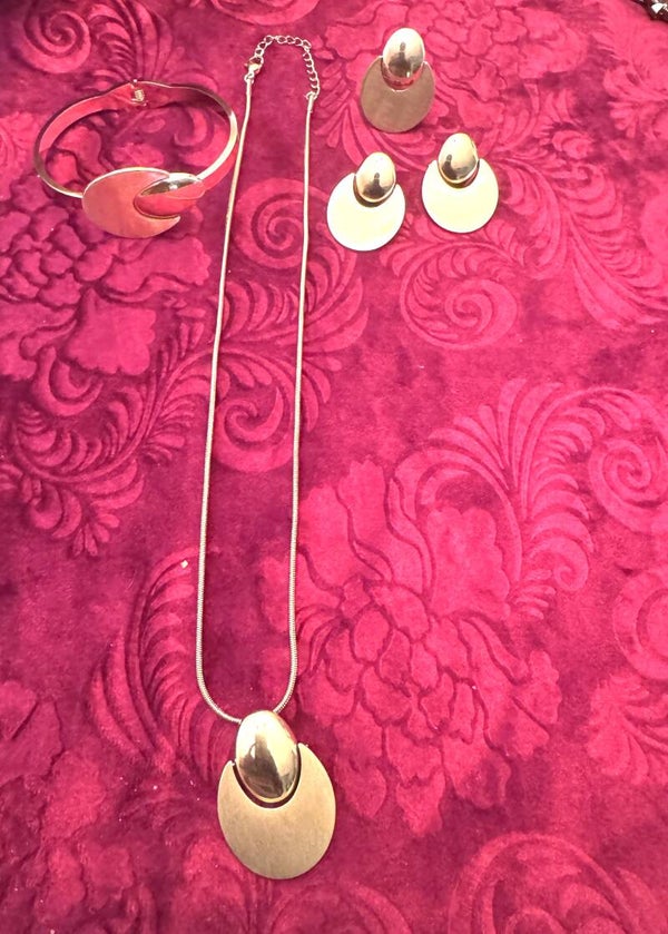 Womans Gold Plated Necklace, Earrings, Ring and Bracelet with Beautiful Moon/Circle Gold Design